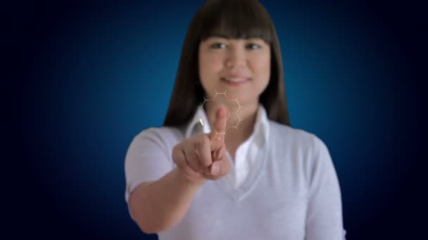 Γυναίκα αγγίζει μια εικονική οθόνη — Αρχείο Βίντεο