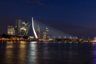Erasmus Köprüsü gece. Rotterdam.
