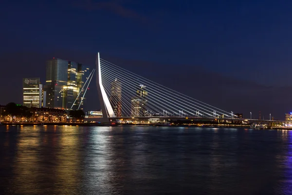 Ponte Erasmus nella notte. Rotterdam . — Foto Stock