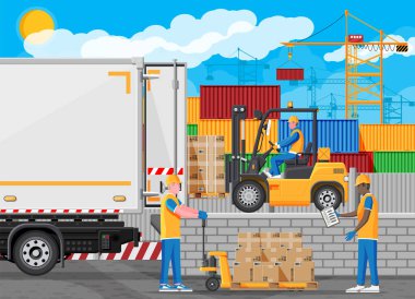 Forklift palet kutularını kamyonete yüklüyor.