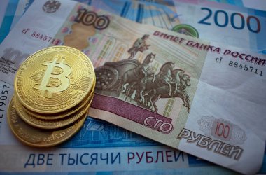 Bitcoin, dogecoin ve Rus rublesi banknotları