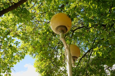 Yeşil zemin üzerine eski fener