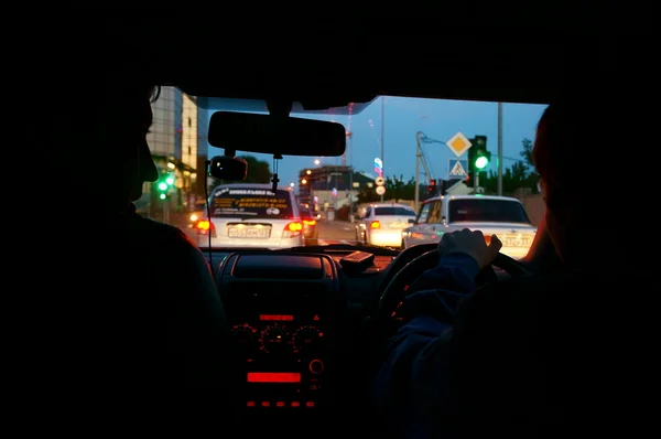 Noite esperando no trânsito — Fotografia de Stock