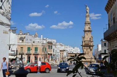 Ostuni, İtalya. Beyaz kasaba olarak bilinir. View of Piazza Liberta with monumemt tu City hamisi Sant Oronzo.
