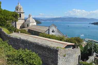 Portovenere, İtalya. Akdeniz. Şairler Körfezi ve Chiesa di San Lorenzo Körfezi 'yle deniz manzarası..