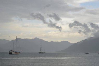 Marmaris, Hindi. Ege Denizi 'nin sessiz körfezi. Yağmurda 50 tane gri gölge var..