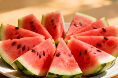 Taze Karpuz Dilimleri Tabakta Dairesel Şekilde Sıralanmış