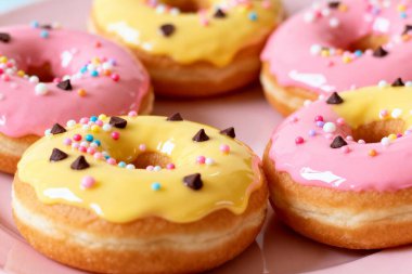 Kaplamalı Renkli Donutlar