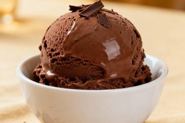 Çikolatalı dondurma kepçesi. Yakın çekim.