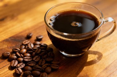 Siyah kahve kavrulmuş kahve çekirdekleri ile