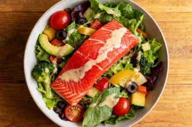 Taze somon salatası kasesi.