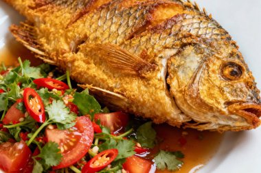 Acı soslu kızarmış balık.