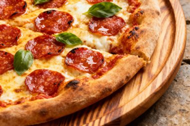 Tahta Masada Sıcak Pepperoni Pizza