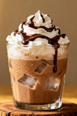 Kremalı çikolatalı milkshake.