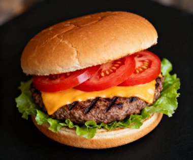 Domates, Marul ve Peynirli Biftek Burger