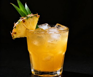 Buz ve Garnitürlü Ananas Kokteyli