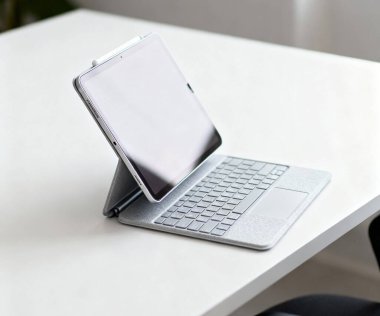 Tablet laptop hibriti modern ofisteki beyaz masada.