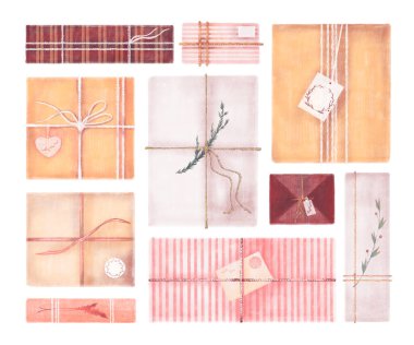 Noel ağacı dalları, halatlar, kağıtlar, düğmeler ve yayla süslenmiş Noel hediye kutularının çizimleri. Paket kağıdına sarılı kutlama hediyeleri. Koleksiyon beyaz arkaplanda izole edildi.