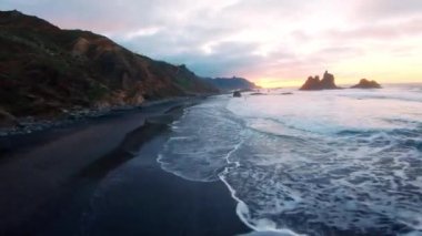 Video con dron FPV en hora dorada de la playa Benijo rozando suelo Tenerife Anaga