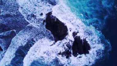 Geceleri dağların insansız hava aracı ile kayalara çarpan Tenerife Anaga 'nın videosu çok yüksek bir dronla çekildi..