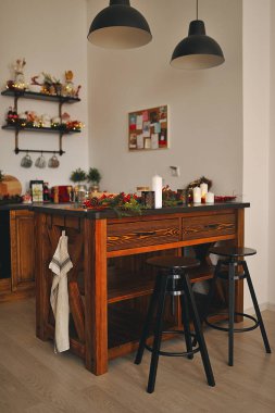 Kırmızı renkte yeni yıl mutfağı..