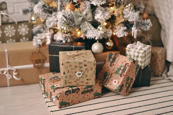 圣诞圣诞树下的礼物 一种波荷风格的新年室内装饰 免版税图库图片