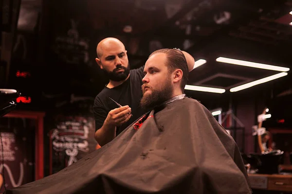 Brutal Barbier Rase Homme Dans Salon Coiffure — Photo