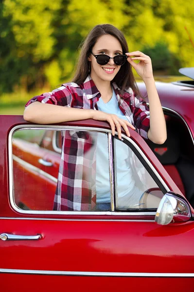 Menina Elegante Carro Retro Vermelho — Fotografia de Stock