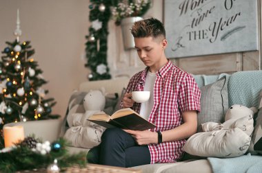 Yeni yılda kitap okuyan genç bir adam..