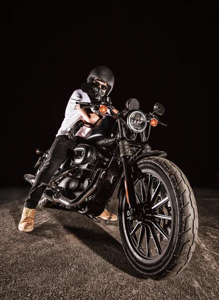 Vysokého výkonu motocyklu chopper v noci. — Stock fotografie