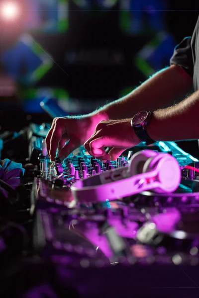 DJ ses gece kulüpleri ve müzik festivalleri, erozyon tezgahları, gelecekteki house müzik ve benzeri. Partiler kavramı, ses tekniği. En iyi, ünlü Cd çalarlarda oyun dj.