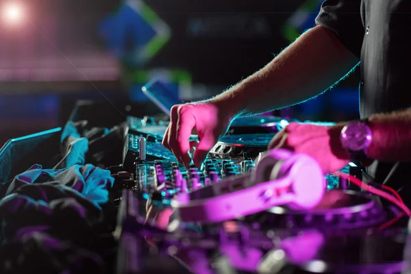 DJ ses gece kulüpleri ve müzik festivalleri, erozyon tezgahları, gelecekteki house müzik ve benzeri. Partiler kavramı, ses tekniği. En iyi, ünlü Cd çalarlarda oyun dj.