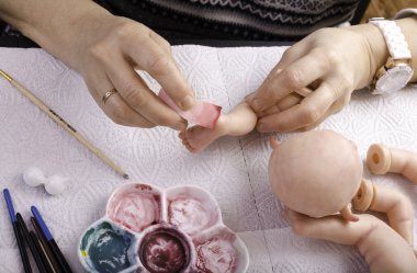 El yeniden doğmuş bebek boyalı. Cila yürüyerek uygulanması.