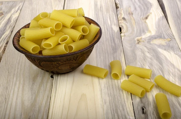 Pastas secas en plato de barro . —  Fotos de Stock