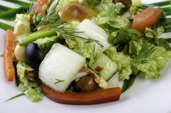 Salată cu varză, roșii și piper . — Fotografie, imagine de stoc