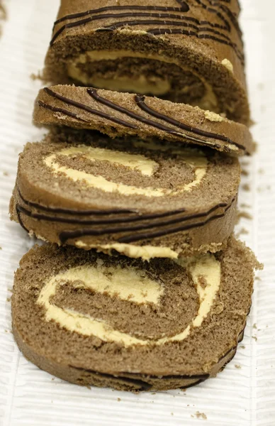 Das süße Brötchen mit Sahne schneiden. — Stockfoto