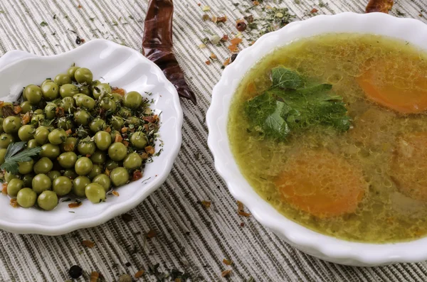 Soupe aux légumes, pois verts et épices . — Photo
