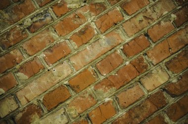 Geçmişi. Eski tuğla duvar. 