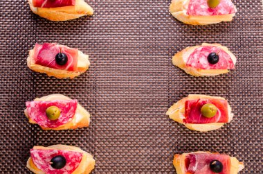 Sandviç sosis ve jamon ile. 