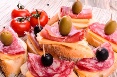 Sandviç sosis, jamon ve baharatlar. 