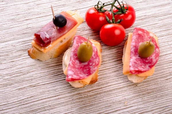 Sandwiches con salchicha y jamón . — Foto de Stock