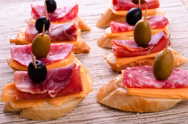 Sandwiches con salchicha y jamón . — Foto de Stock