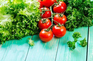 Şube ve maydanoz salata domates. 