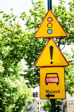 Yol işareti trafik ışığı ve dikkat.