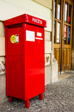Krakow'daki kırmızı posta kutusu.