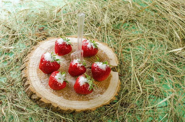 Strawberries on the stump, sprinkled with sugar. — Stock Photo, Image