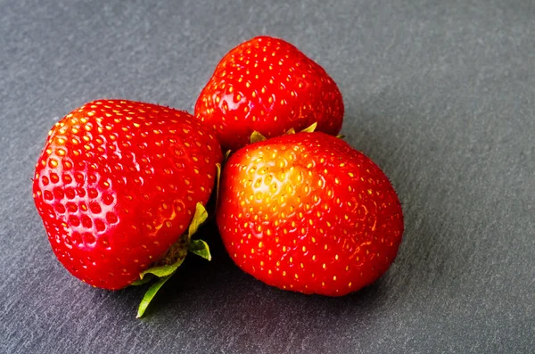 在深色背景上的红色成熟草莓. — 图库照片