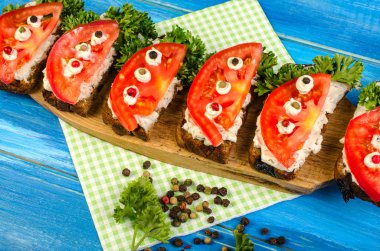 Vejetaryen sandviç domates ve otlar ile.