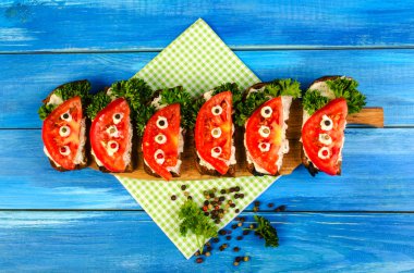 Vejetaryen sandviç domates ve otlar ile.