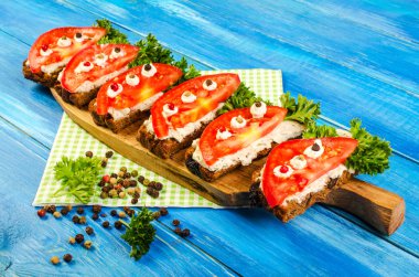 Vejetaryen sandviç domates ve otlar ile